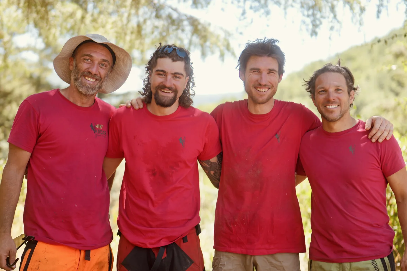 L'équipe Mik'Arbre au complet : Guillaume, Bruce, Étienne et Mickaël, arboristes-grimpeurs à Millau