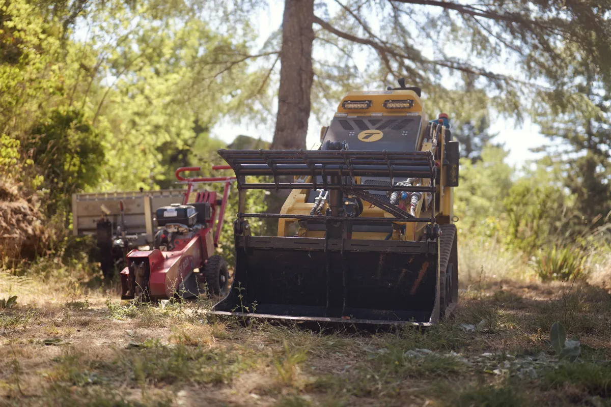 Mini-chargeur sur chenilles et rogneuse de souche — engins Mik'Arbre Élagage